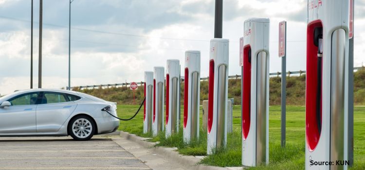 Electric Vehicle Charging: Drive to a Gas Station? No Thanks!